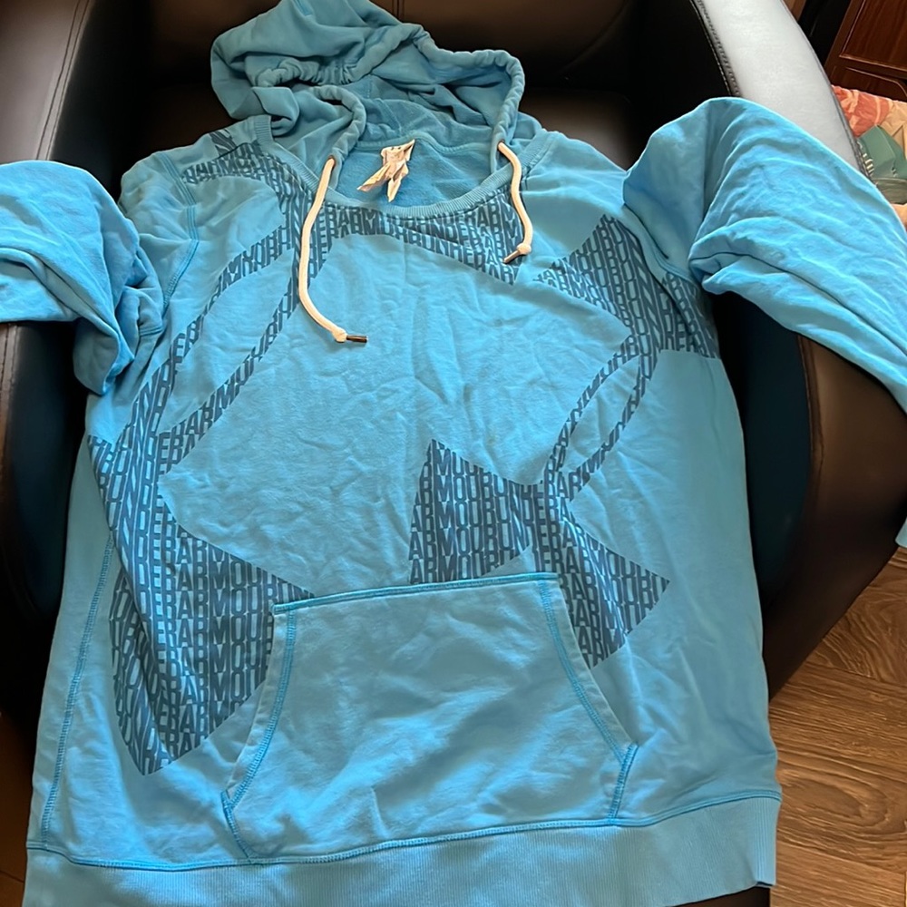 XL UNDER ARMOUR SWEATSHIRT/LIGHT BLUE W SMALL STAIN